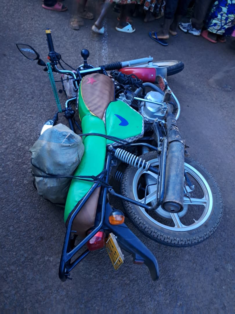MagazineJimbere's tweet photo. đš Un homme originaire de la colline #Rwimanzovu, connu sous le nom de Bigirimana Mathias, est dĂ©cĂ©dĂ© dans un accident de roulage survenu ce lundi 18 mai sur la colline #Mbasi, en zone #Vumbi, commune #Kirundo
đïž Selon les informations disponibles, la victime rentrait chez elle Ă Masanganzira lorsque lâaccident sâest produit. Le chef de zone Vumbi, Nzimenya Eliezer, indique que les circonstances exactes de lâaccident restent inconnues. Des tĂ©moins ont seulement aperçu la moto et son conducteur dĂ©jĂ tombĂ©s sur la route
#Burundi