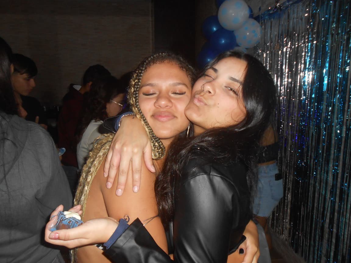 cryninw's tweet photo. “quero só ver se ainda vão ser amigas quando voltarem da viagem de formatura” eu e a bebezona a 285km de distância firme e forte https://t.co/J7x6UaZaeJ