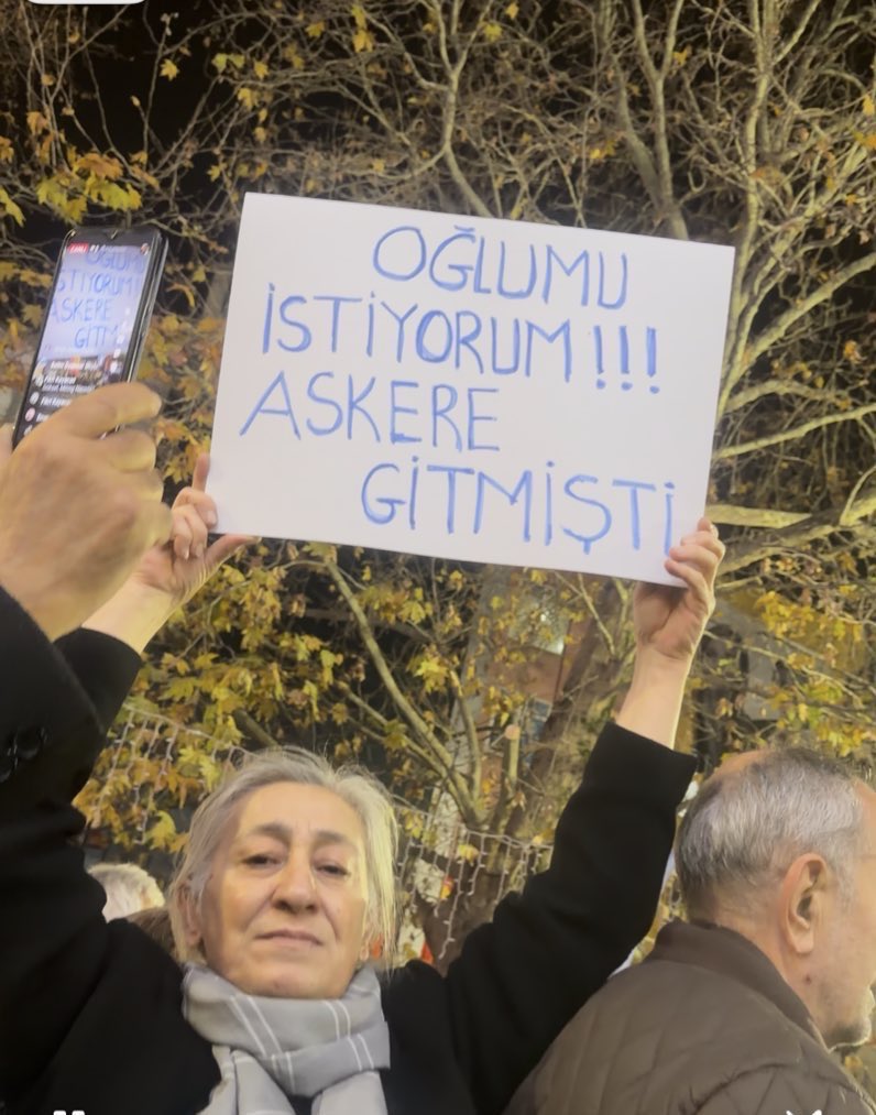 NezahatOzcann's tweet photo. Ben oğlumu vatan görevi için askere göndermiştim.
Komutanı bize emanet çocuklarınız demişti yemin töreninde.
Bir anne olarak size emanet ettiğim oğlumu istiyorum…!
#15TemmuzunMağdurAskerleri 
#AdaletNöbeti 
@RTErdogan @EmineErdogan @dbdevletbahceli @AYMBASKANLIGI @TCYargitay https://t.co/sjNIv2aO7O