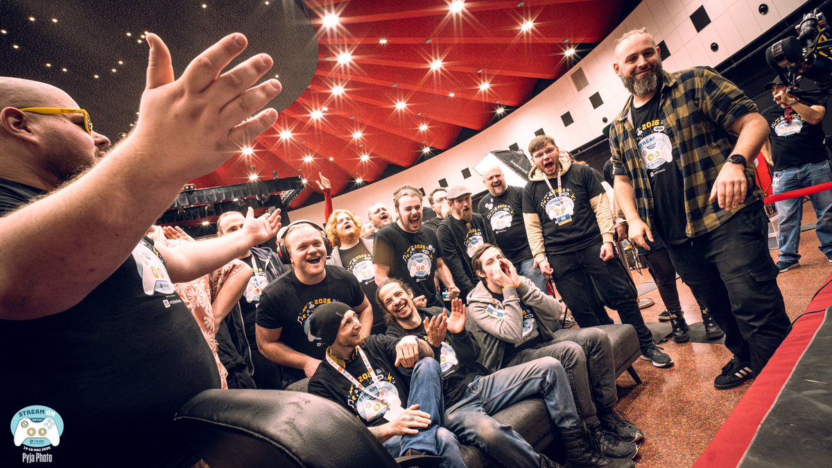 PyjaSSB's tweet photo. Vous l'avez peut-être remarqué, ce weekend j'étais de photo à l'event caritatif #StreamOnForKids au profit du 116 000 enfants disparus 
J'ai adoré chaque moment passé avec cette bande de streamers tout comme je suis fier d'avoir pu contribuer à ma façon à l'effort collectif❤️ https://t.co/SfQM9vV6vA