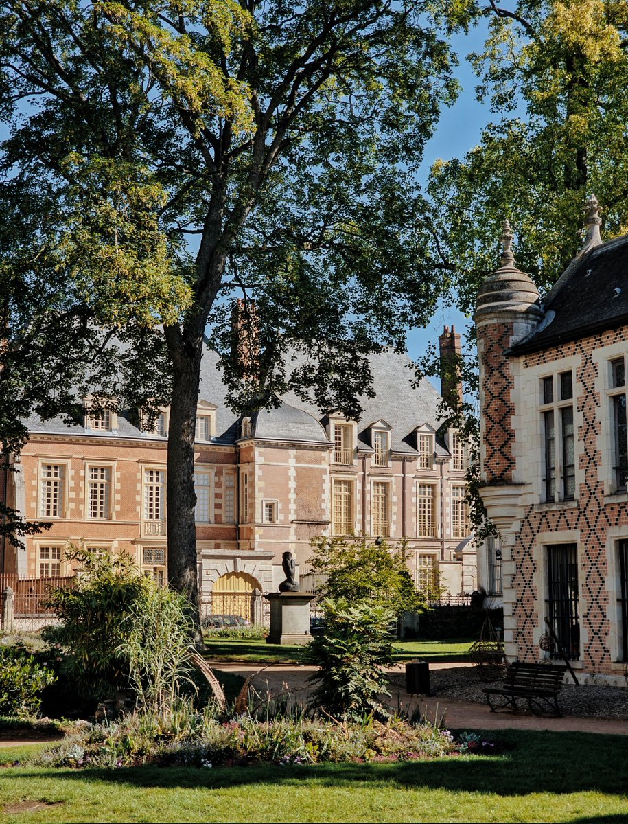 Mr_lamoureux's tweet photo. Un peu d'#Orléans,
Une des plus belles villes de #France, oui oui. ☺️😉
#Loirevalley #architecture https://t.co/4g6brB3sTP