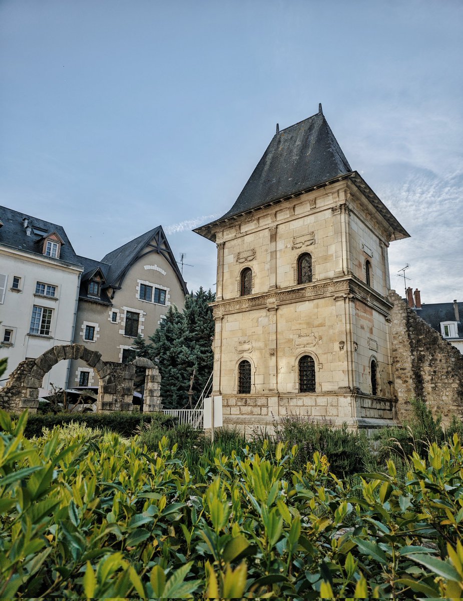 Mr_lamoureux's tweet photo. Un peu d'#Orléans,
Une des plus belles villes de #France, oui oui. ☺️😉
#Loirevalley #architecture https://t.co/4g6brB3sTP