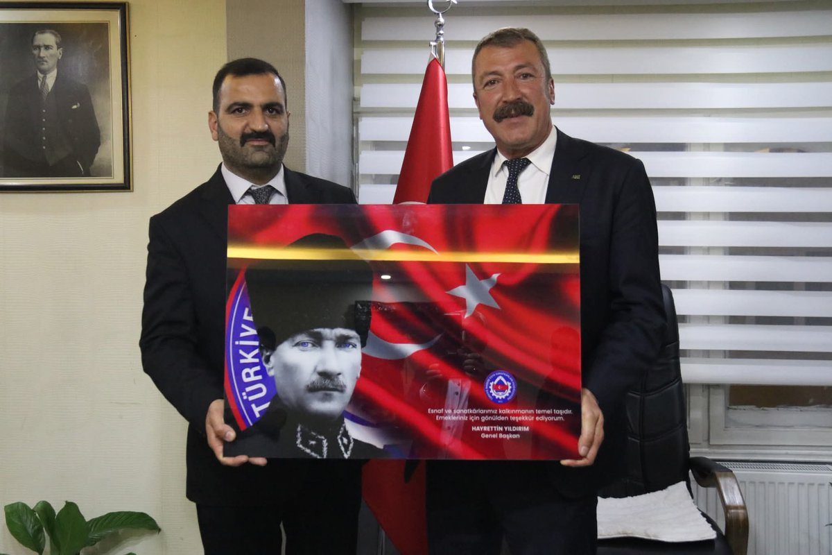 Sivasesob1's tweet photo. Türkiye Madeni Eşya Federasyonu Genel Başkanı Hayrettin Yıldırım, Sivas Esnaf ve Sanatkarlar Odaları Birliği Başkanı Hakan Demirgil, Demirciler Odası Başkanı Harun Koç ile birlikte Tenekeciler ve Madeni İşler Esnaf Odası Başkanı Burak Polat'ı ziyaret etti. https://t.co/2oZpNdaQvw