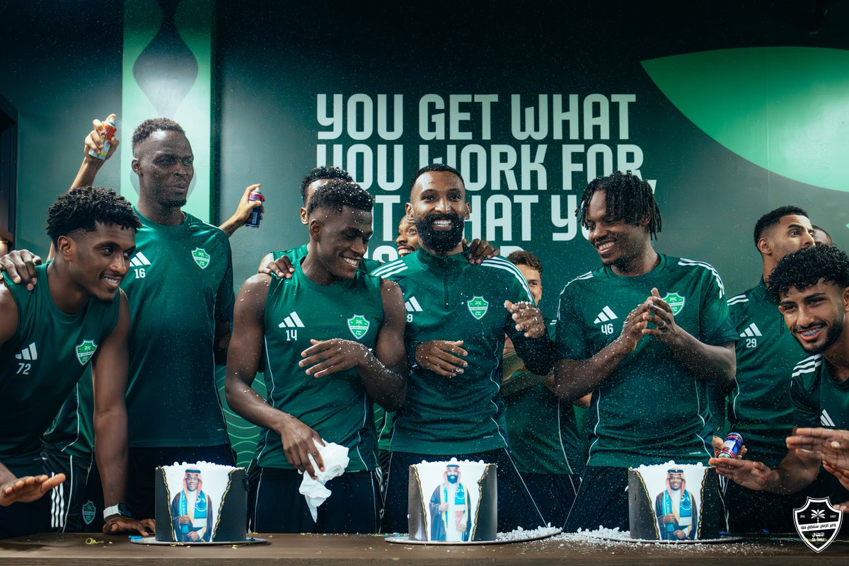 ALAHLI_FCEN's tweet photo. Celebrations all around.. Congratulations to Rayan, Feras and Eid as they begin a new chapter in their lives 💚🎉

#AlAhli https://t.co/uBzIa8pSwG