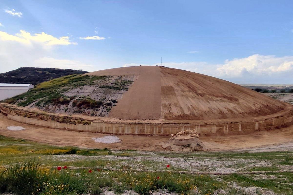 HeraklesCithare's tweet photo. Première image du tumulus Kasta entièrement dégagé, plus grand tombeau de la Grèce antique avec son peribolos de marbre de presque 500m. La chambre funéraire, son long couloir voûté et ses couples de sphinges et de caryatides, est la plus belle tombe hellénistique découverte à ce jour. On ignore à quel personnage elle appartenait. 

Ouverture au public prévue pour 2028.

Royaume de Macédoine, fin du IVe/début du IIIe s av. J.-C.