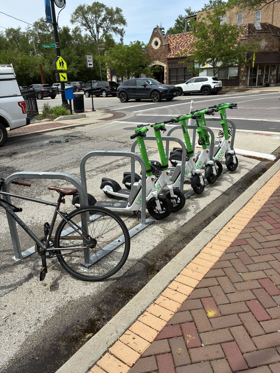 SSideSoul's tweet photo. Hey @LimeScooters_ Filling up almost all the spaces in this 99th/Walden bike corral is no good. People regularly use this to lock up their bikes. @ChicagoDOT 

#bikechi friends - are you seeing this level of rack hogging elsewhere? @streetsblogchi https://t.co/pmhrdWCu8H