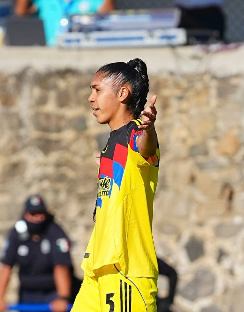 ElRincondelAme's tweet photo. Para entender el gran trabajo de Irene, hay que mencionar lo que hacen Gaby y Nancy, mientras la 8 comanda hacia el frente con total libertad, ella sabe que atrás quedan 2 escudos que cubren sus espaldas, una no es más sin la otra, es el balance perfecto en un tridente ideal 🔱 https://t.co/jIrZTSCj2g