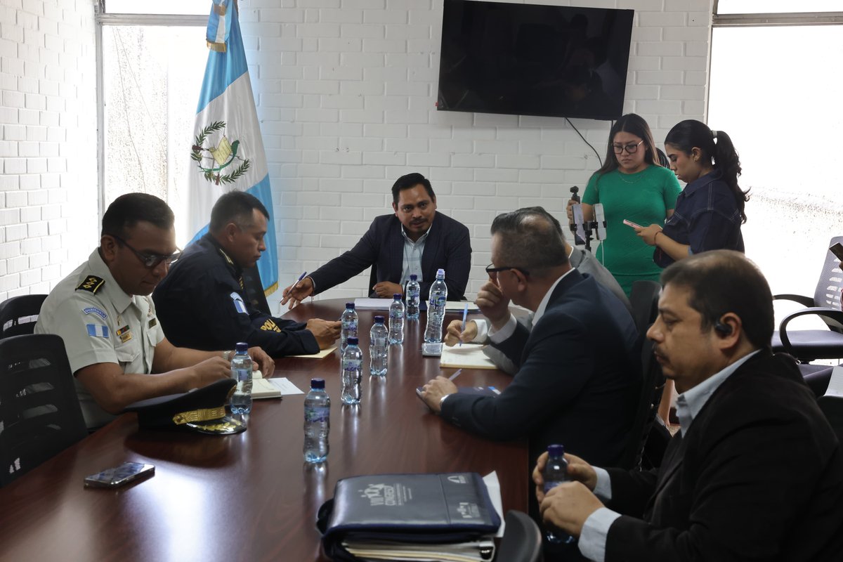 DiariodeCA's tweet photo. #EnElPaísDCA | El Bono de Bienestar Policial se implementará a partir del mes de junio y beneficiará a 45 mil agentes de la Policía Nacional Civil (PNC), según informó Felipe Sánchez, segundo viceministro administrativo del Ministerio De Gobernación (MINGOB).

De acuerdo con Sánchez, actualmente el Bono se encuentra en proceso administrativo y financiero interno, así como en proceso de establecer una normativa para poder aprobarlo. 

De igual forma, los montos discutidos oscilan entre los Q500 y Q600 mensuales, y beneficiará al personal tanto operativo como administrativo de la PNC.

✍️🏻@ccanoDCA 
📷@mleonDCA