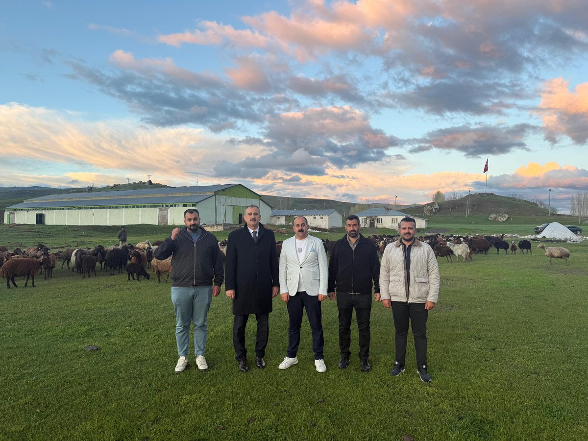 MehmetMnsamanci's tweet photo. Ağrı Valimiz ve devlet büyüğümüz Sayın Önder Bozkurt, sektörümüze ne kadar değer verdiğini ve önem verdiğini bir kez daha göstermiştir. İşletmemizi ziyaret ederek bizleri onurlandıran çiftçi dostu Valimiz, sektörümüze ve küçükbaş hayvancılığa verdiği desteklerle https://t.co/Pbwq7WFsPB