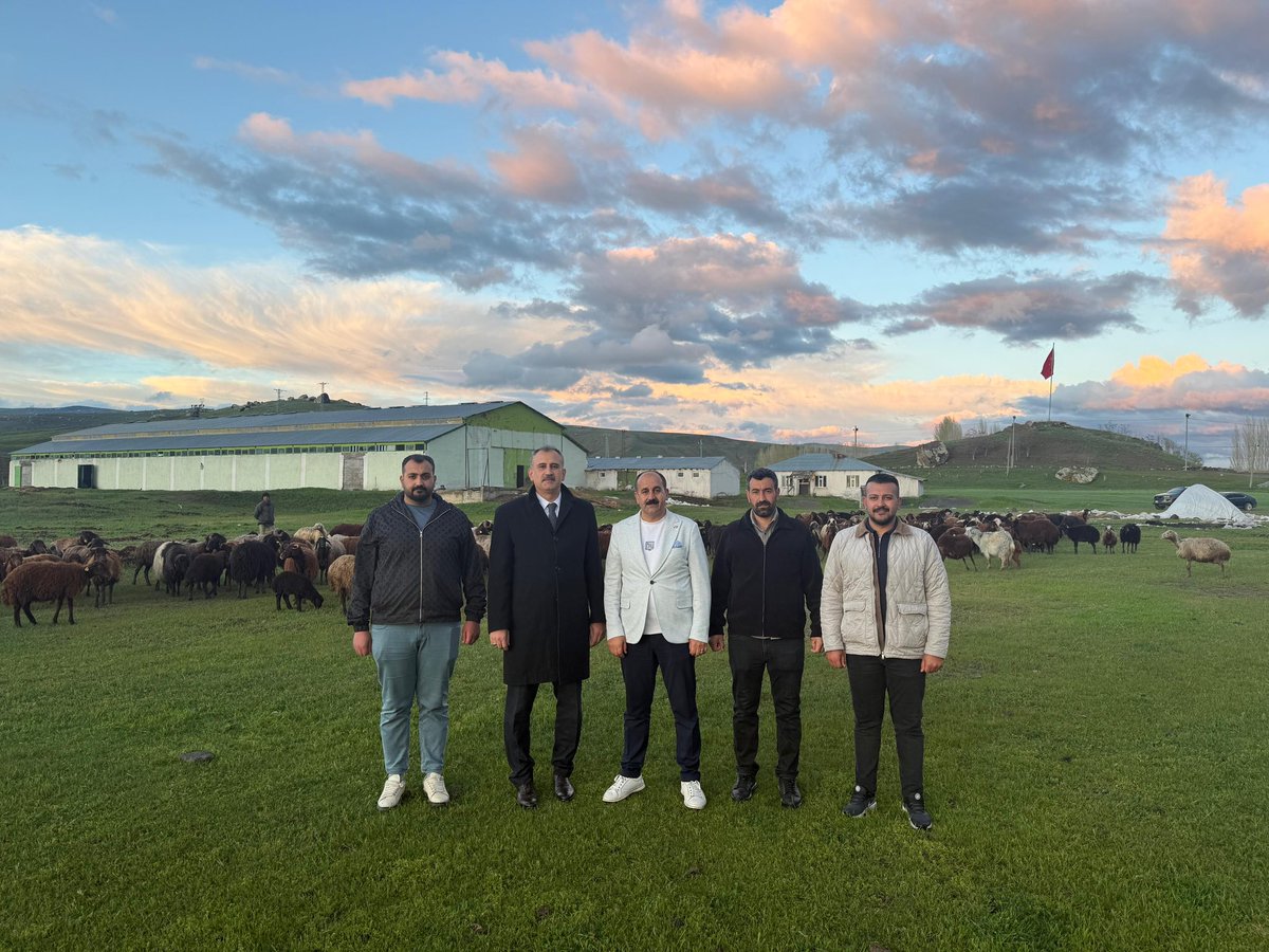 MehmetMnsamanci's tweet photo. Ağrı Valimiz ve devlet büyüğümüz Sayın Önder Bozkurt, sektörümüze ne kadar değer verdiğini ve önem verdiğini bir kez daha göstermiştir. İşletmemizi ziyaret ederek bizleri onurlandıran çiftçi dostu Valimiz, sektörümüze ve küçükbaş hayvancılığa verdiği desteklerle https://t.co/Pbwq7WFsPB