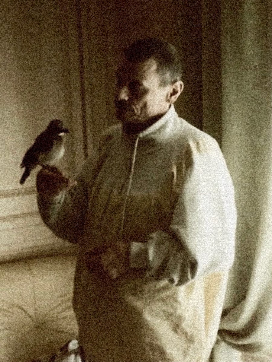 larwoolf's tweet photo. Andrei Tarkovsky — Paris Portrait with Bird (1986)
One of the final images of the filmmaker Tarkovsky holding a small bird shortly before his death. https://t.co/gGBhACjI5T