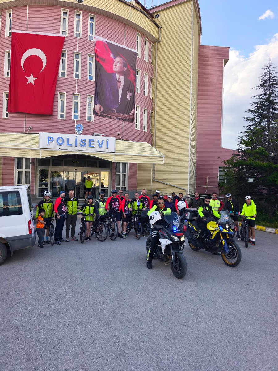 erdemyalcin38's tweet photo. 15 Mayıs’ta Samsun Bandırma Vapuru önünden başlattığımız #SamsundanAnkaraya bisiklet sürüşümüzün 5. gününde, 19 Mayıs saat 15.00’te İlk Meclis önünde olacağız. 🇹🇷🚴

Samsun’dan aldığımız şanlı bayrağımızı, gerçekleştireceğimiz basın açıklamasının ardından İçişleri Bakanımız Sn. Mustafa Çiftçi’ye ve Ankara Valimiz Sn. Yakup Canbolat’a teslim etmek istiyoruz.

Bu anlamlı buluşmada Sayın Bakanımızı ve Sayın Valimizi saat 15.00’te İlk Meclis’e bekliyoruz.

#SamsundanAnkaraya
@mustafaciftcitr
@YakupCanbolat
@kaskkonf