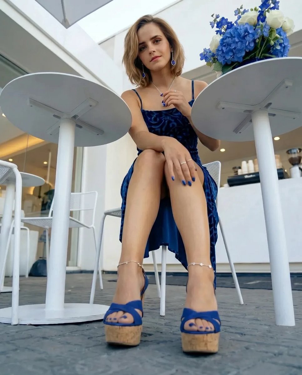 Azeem__0079's tweet photo. Feelin' blue never looked this good..💙

Emma Watson. 🥶 https://t.co/PwZf3Yr0vm