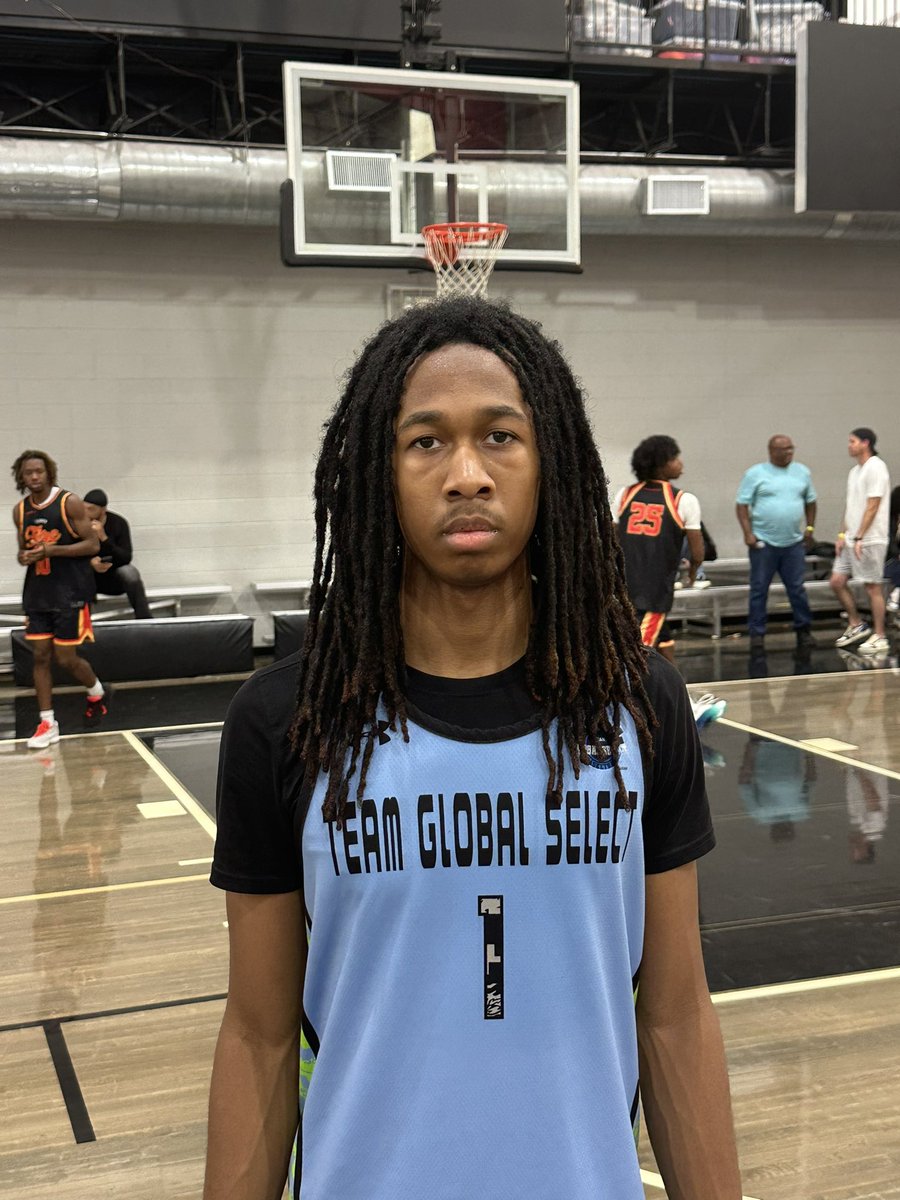 i_am_cam20's tweet photo. Mandrake Lewis
Mandrake is a long, athletic player and plays with a ton of activity. Used length against bigs and speed to guard smaller players. Rebounded on both ends and moved without the ball. He scored in a variety of ways and played into the contact.
@mandrakelewis32
 
@TaiYoungHoops,@_joshTec,@OntheRadarHoops, @OTRHoops