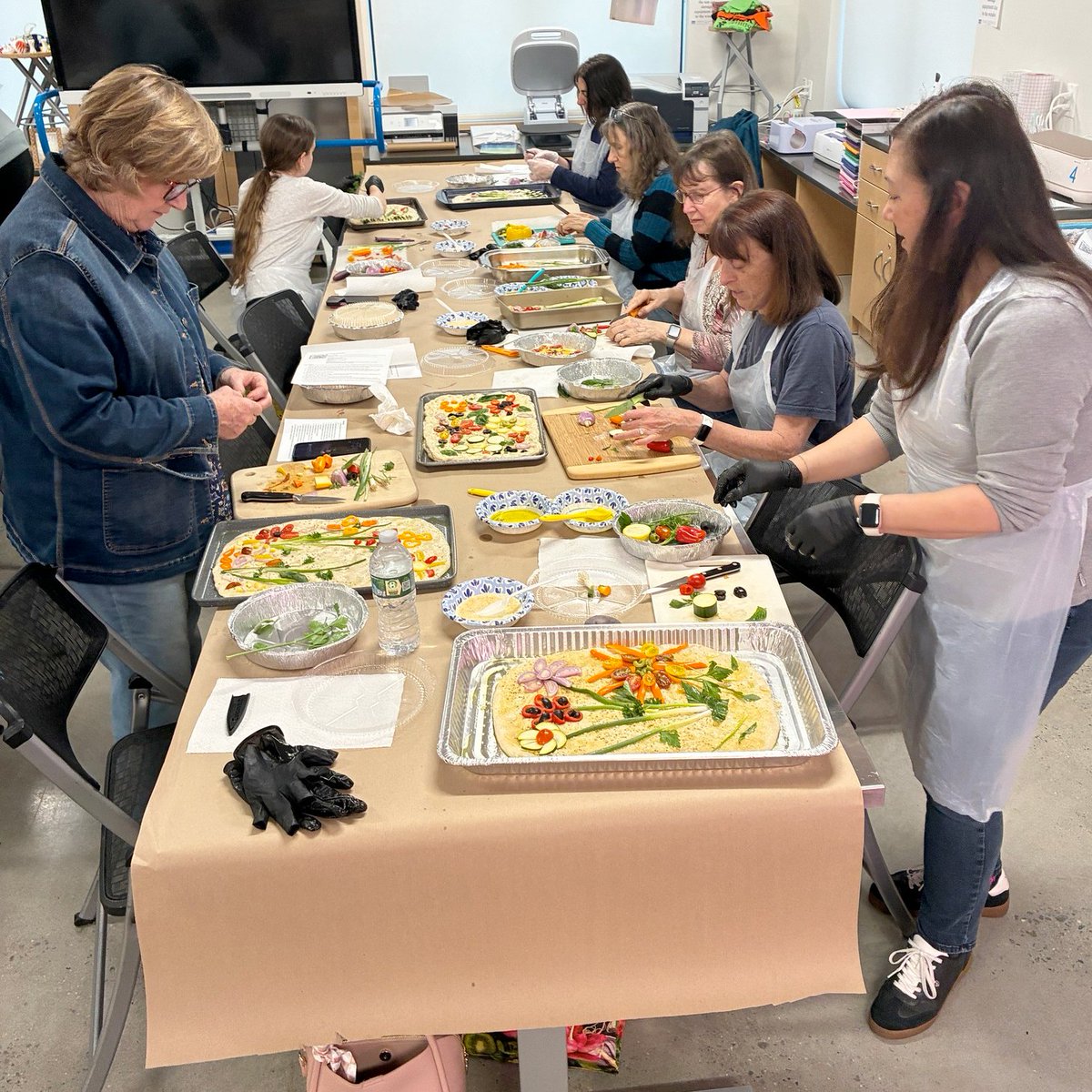 HHHCL's tweet photo. Our cooking class turned into a gallery of edible art as participants created their own "Van Gogh Focaccia" masterpieces! Using fresh herbs and colorful vegetables, everyone transformed simple dough into stunning designs that were almost too beautiful to bake. Thank you everyone! https://t.co/AzbF2hQHIT