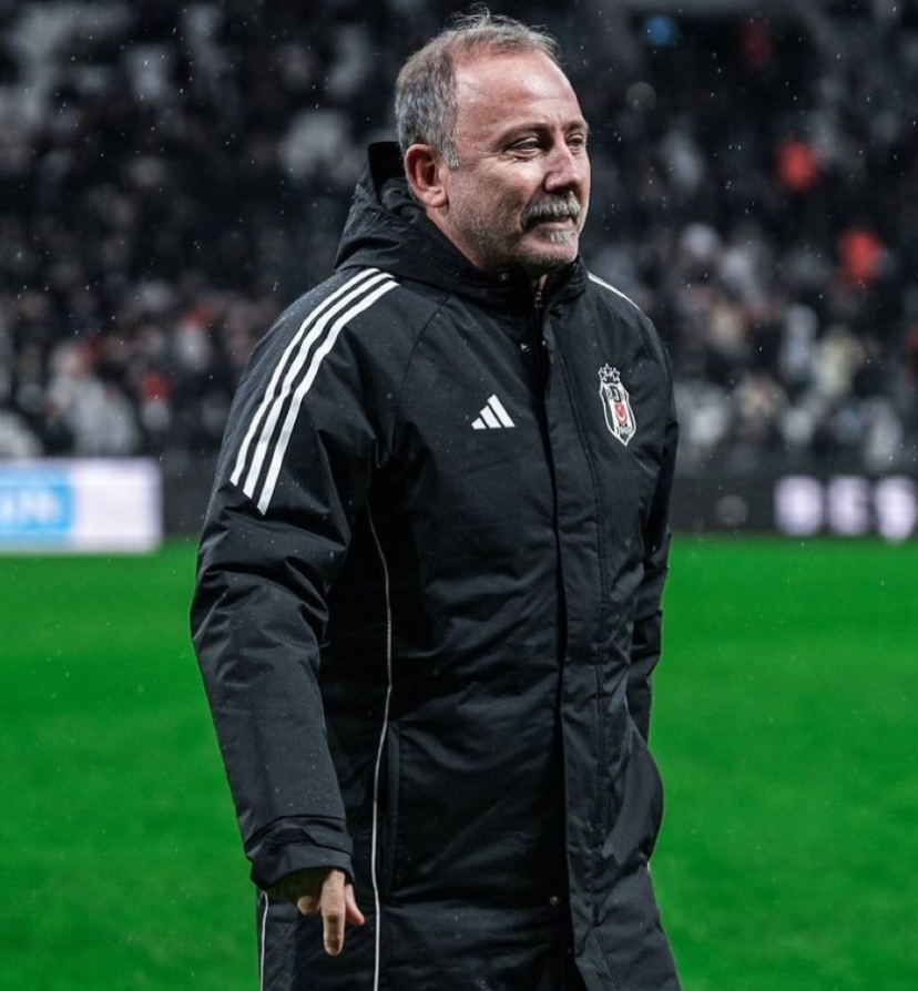 Erdem35_'s tweet photo. Daha ilk geldiği gün Rafa idmana çıkmak istemeyip ben gidicem demiş, adama Rafayı yedi dediler. Ondan önceki 2 hoca muçiyi oynatmadı, muçiyi Sergen yedi dediler, Rahmetli kardeşi üzerinden bile algı yapıldı. Tazminat kovalıyo dendi ve en sonunda kafasına şişe yiyerek gitti. AYIP! https://t.co/3IeBp1ESLR