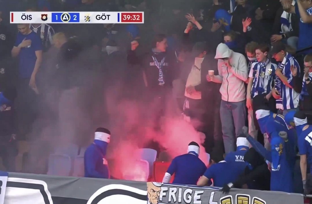 Starcrowd's tweet photo. @SwefootballEN Har han i vit jacka kissat på sig? https://t.co/SovQHLogJO