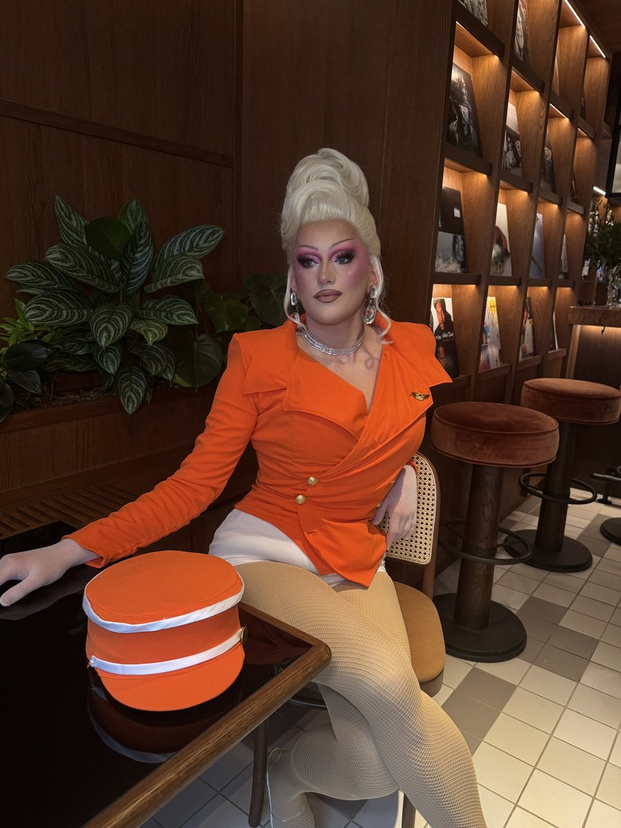 CatrinFeelings's tweet photo. Look how orange you fucking look girl 🍊 https://t.co/4IZhQiT295