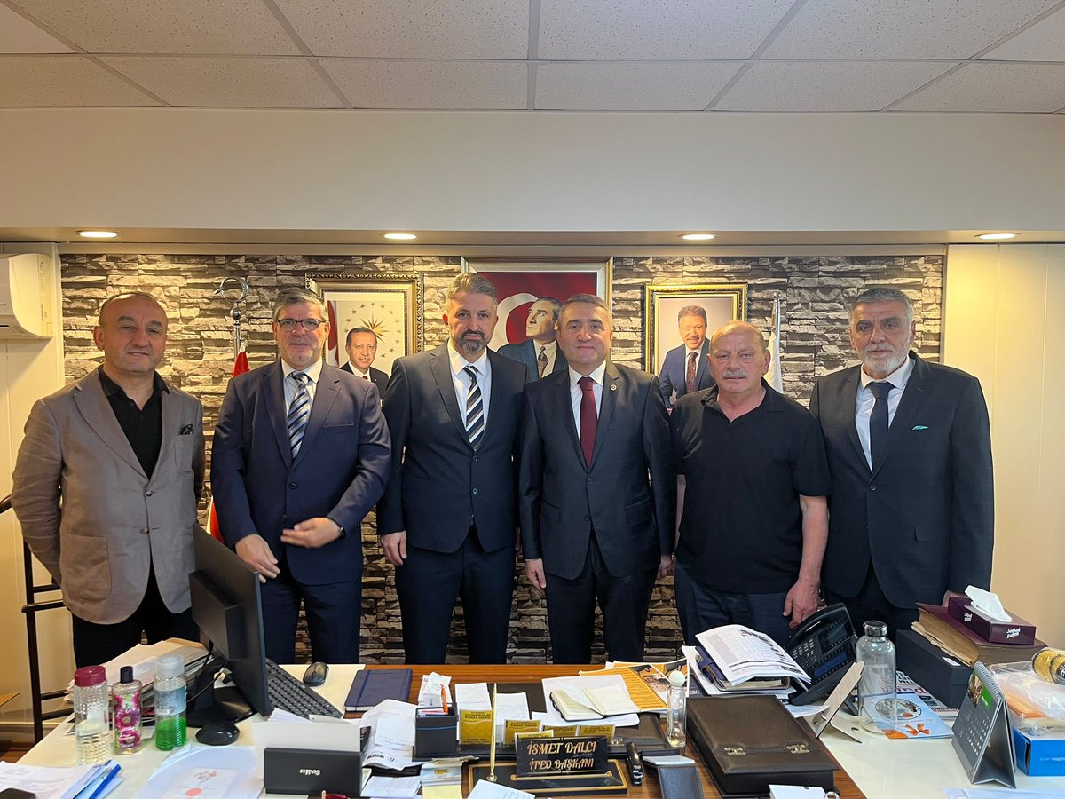 SelimTemurci's tweet photo. İstanbul Taksiciler Esnaf Odası Başkanı seçilen İsmet Dalcı’yı ziyaret ederek hayırlı olsun dileklerimizi ilettik, taksici esnafımızın durumu ve sektöre ilişkin konular üzerine değerlendirmelerde bulunduk.

Nazik ev sahipliği için başkanımıza ve ekibine teşekkür ediyorum. https://t.co/jGU7udZJx5
