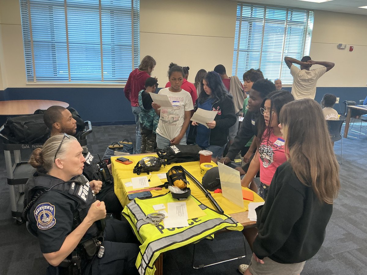 MSDDecatur's tweet photo. 6th grade students at Gold Academy are preparing to be #TomorrowReady, learning about a variety of opportunities at Career Day! #DecaturProud https://t.co/EwvDOMDZvc