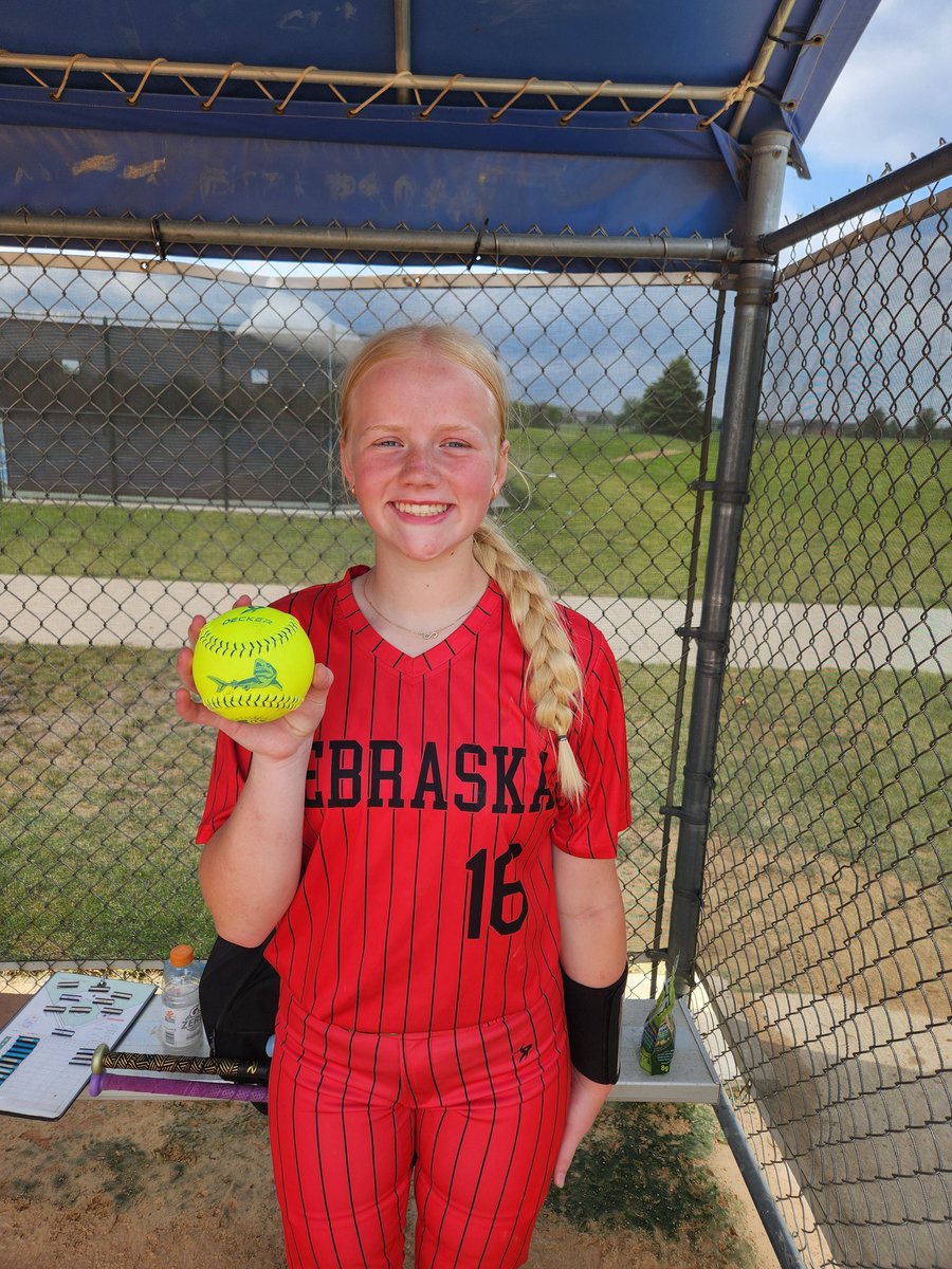NEQuakesDana's tweet photo. Great weekend for these girls. They played hard on Sunday and won their first game in extra innings. Had a few home runs, outstanding defense, amazing pitching and most importantly played for eachother. Heading to KC this weekend then spending a week in the Ozarks as a team. https://t.co/iNK4VvRzEp