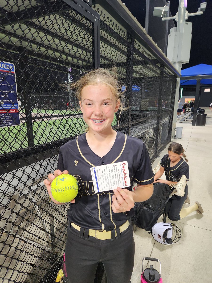 NEQuakesDana's tweet photo. Great weekend for these girls. They played hard on Sunday and won their first game in extra innings. Had a few home runs, outstanding defense, amazing pitching and most importantly played for eachother. Heading to KC this weekend then spending a week in the Ozarks as a team. https://t.co/iNK4VvRzEp