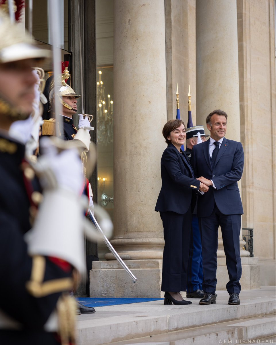 CFrechette's tweet photo. Le président de la République française, Emmanuel Macron, m’a accueilli au palais de l’Élysée un peu plus tôt aujourd’hui pour un premier entretien officiel.

La relation franco-québécoise nous est précieuse, particulièrement dans le contexte géopolitique actuel. 

Lors de cette rencontre, j’ai réaffirmé la place centrale qu’occupe la France dans l’action internationale du Québec.

Le Québec est un allié fiable de la France dans ses ambitions économiques, notamment dans les secteurs de la défense, de la cybersécurité, de l’énergie et de l’intelligence artificielle. Nous avons toute l’expertise nécessaire pour développer des partenariats bénéfiques avec les industries françaises.

Je tiens sincèrement à le remercier pour son hospitalité ainsi que pour son intérêt continu envers le rayonnement du Québec et de notre peuple.

@EmmanuelMacron