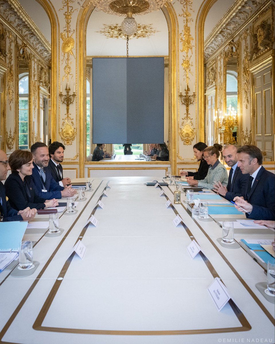 CFrechette's tweet photo. Le président de la République française, Emmanuel Macron, m’a accueilli au palais de l’Élysée un peu plus tôt aujourd’hui pour un premier entretien officiel.

La relation franco-québécoise nous est précieuse, particulièrement dans le contexte géopolitique actuel. 

Lors de cette rencontre, j’ai réaffirmé la place centrale qu’occupe la France dans l’action internationale du Québec.

Le Québec est un allié fiable de la France dans ses ambitions économiques, notamment dans les secteurs de la défense, de la cybersécurité, de l’énergie et de l’intelligence artificielle. Nous avons toute l’expertise nécessaire pour développer des partenariats bénéfiques avec les industries françaises.

Je tiens sincèrement à le remercier pour son hospitalité ainsi que pour son intérêt continu envers le rayonnement du Québec et de notre peuple.

@EmmanuelMacron