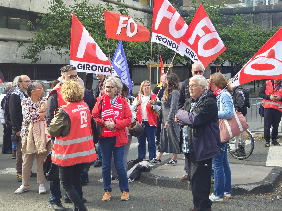 UD_FO_33's tweet photo. Rassemblement et audience à la préfecture de Bordeaux.
Défense des libertés de manifestation !
Refus de la répression ! https://t.co/gYxbVBBjh6