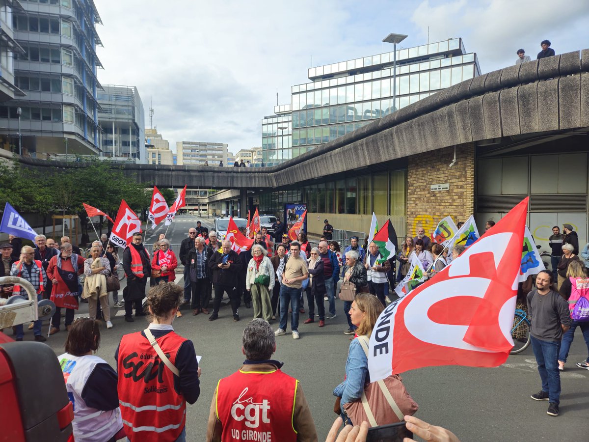 UD_FO_33's tweet photo. Rassemblement et audience à la préfecture de Bordeaux.
Défense des libertés de manifestation !
Refus de la répression ! https://t.co/gYxbVBBjh6