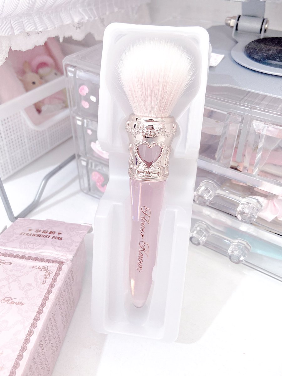 chitaboll's tweet photo. 𝑔𝑙𝑜𝑟𝑦 𝑠𝑡𝑜𝑟𝑦    ᪈  ׁ ዖ𝅄 ♡ ͦ 

começando a minha coleção de maquiagens lindas da flowers knows, assim como iniciei minha coleção de coisinhas da dior https://t.co/AZUXkfJJps