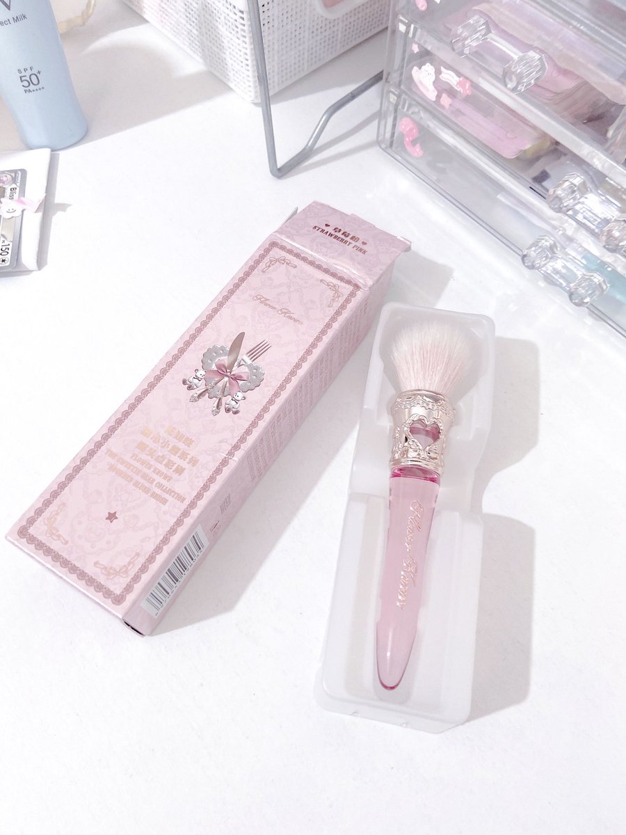 chitaboll's tweet photo. 𝑔𝑙𝑜𝑟𝑦 𝑠𝑡𝑜𝑟𝑦    ᪈  ׁ ዖ𝅄 ♡ ͦ 

começando a minha coleção de maquiagens lindas da flowers knows, assim como iniciei minha coleção de coisinhas da dior https://t.co/AZUXkfJJps