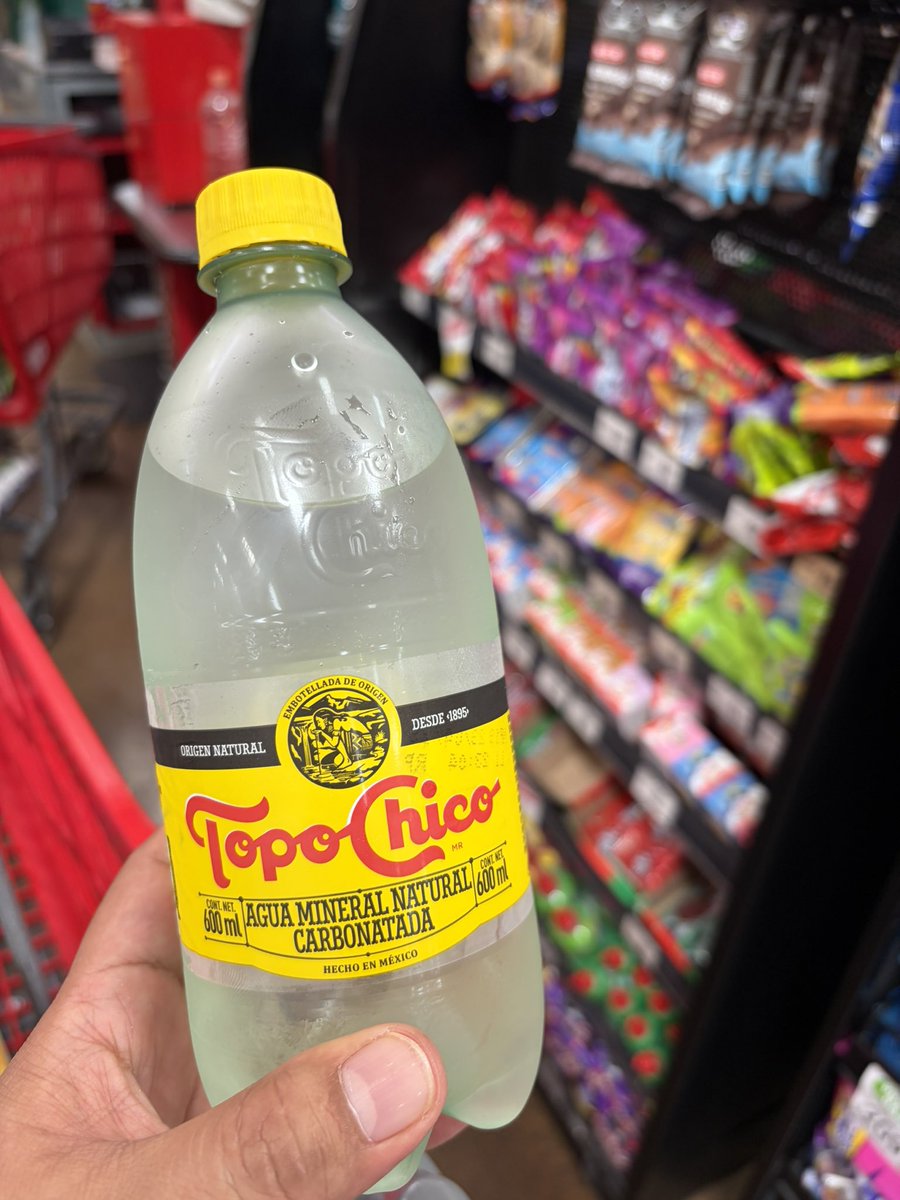 DiegoDeMty's tweet photo. Antes era de dulces… 
Hoy soy de @TopoChicoMx porque… si, ya soy señor 😅

#monterrey #comprad #topochicoaguamineral https://t.co/yYJkGf8Cy8