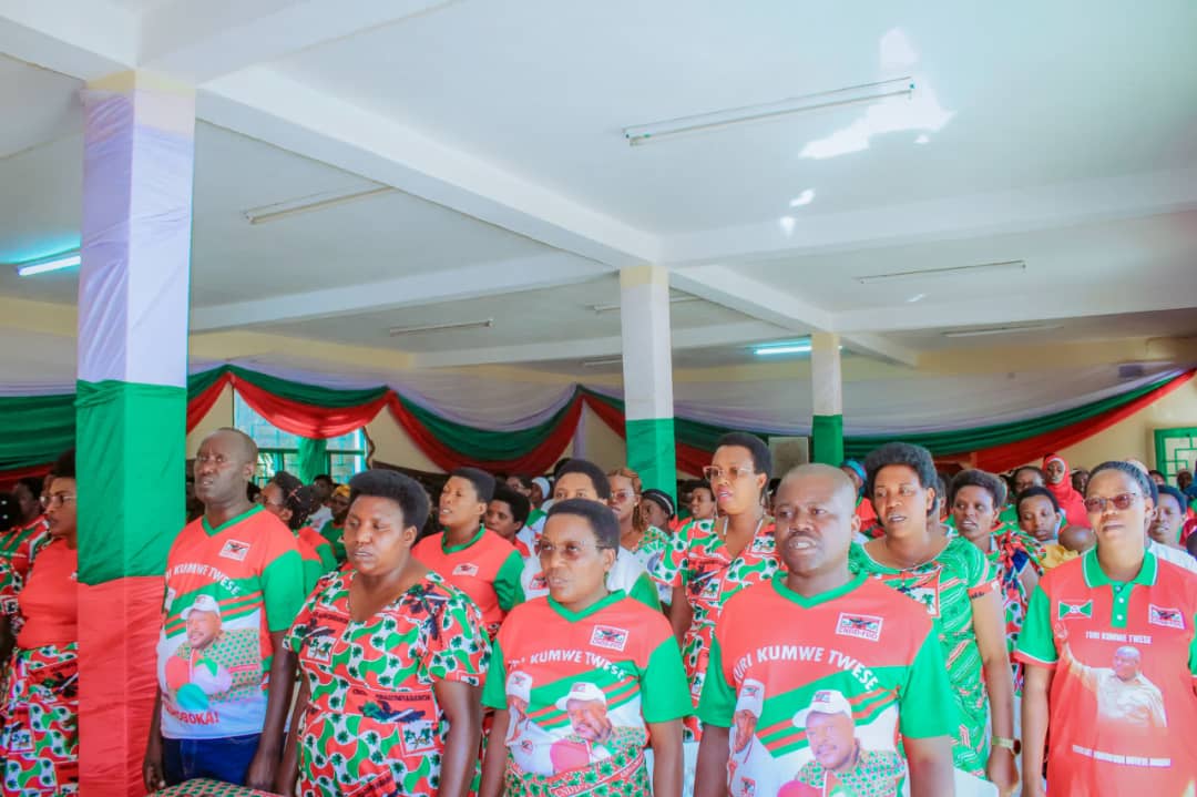 CBurunga's tweet photo. #Burundi,Umunyamabanga ntunganya bisata akaba n'umuhetsi wa Burunga, arabandanya ingendo muri iyo ntara aho kur'uyu wa 18/5/2026 yagendeye komine Makamba araba aho bagejeje iterambere, abasaba kwijukira ibiterwa njabuka mazi nk'amavoka n'ikawa,no gukundisha ishure abana @CnddFdd https://t.co/wMD5olbKkE