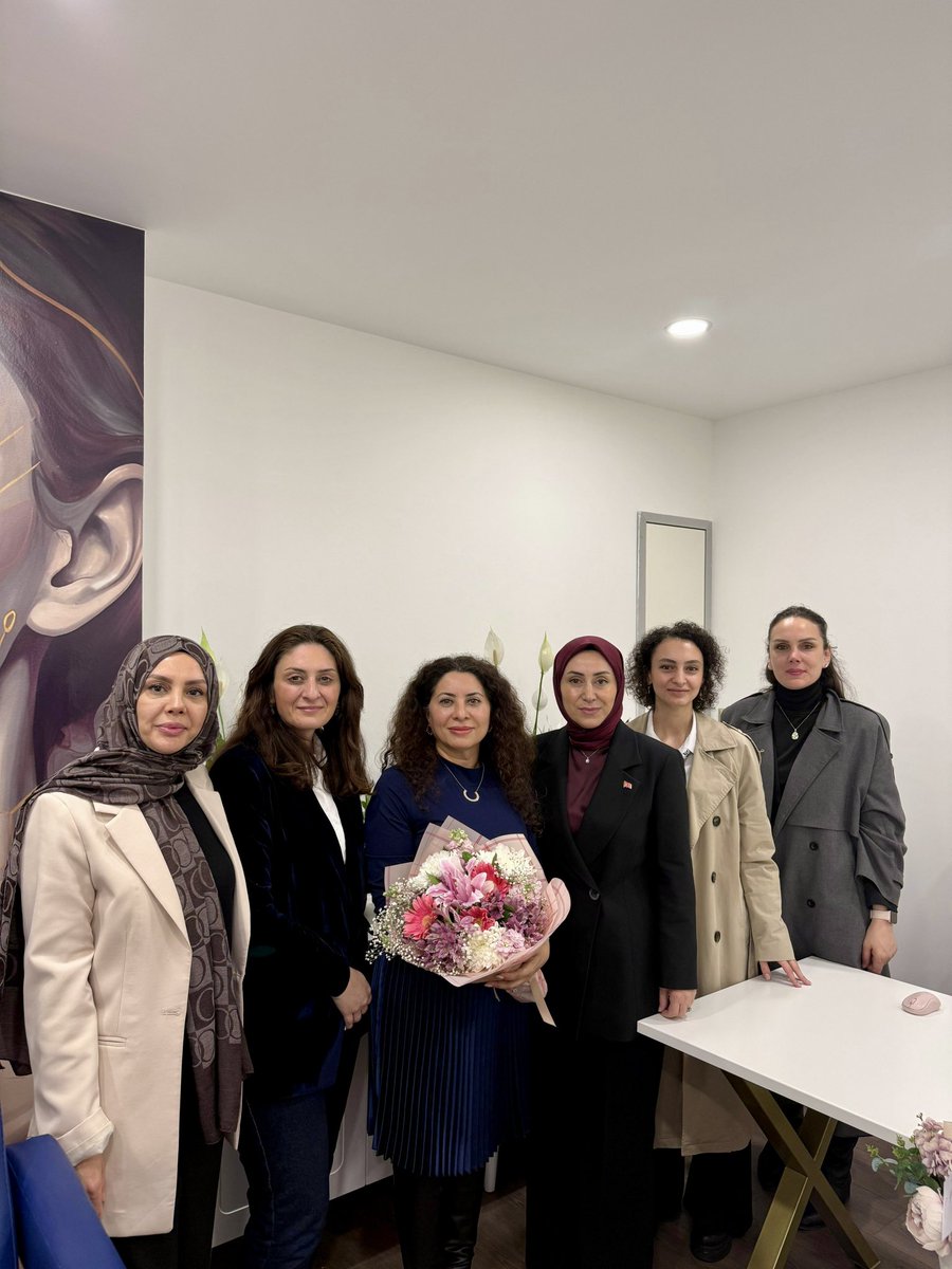 ayfercihan's tweet photo. 📍Trabzon / Ortahisar

Yeni açtığı kliniğinde kıymetli hocamız Tülay Ayaz’ı ziyaret ederek hayırlı olsun dileklerimizi ilettik.
Tecrübesi, bilgi birikimi ve şehrimize katacağı değerle önemli hizmetlere imza atacağına yürekten inanıyor; girişimci duruşuyla örnek olan hocamızı gönülden tebrik ediyoruz.

Rabbim yeni iş yerini hayırlı, bereketli ve uğurlu eylesin.
Başarılarının daim olmasını temenni ediyorum.🌺