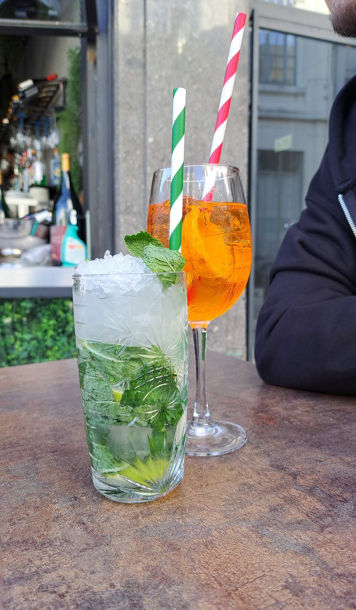 only_Jokes_'s tweet photo. Mojito fraco, mais gelo que álcool, caro e bartender fdp do caralho https://t.co/FqubFYgxGH