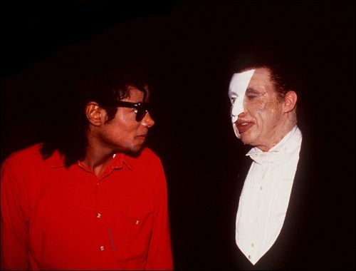 MirrorMelody's tweet photo. Michael Jackson was a big fan of Musical Theatre and The Phantom of the Opera was his favourite production, which he visited many times. For a long time Michael and Andrew Lloyd Webber discussed ... (more: https://t.co/Y65CeSmDac )

#michaeljackson #phantomoftheopera https://t.co/N2Uwd7sEb3