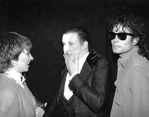 MirrorMelody's tweet photo. Michael Jackson was a big fan of Musical Theatre and The Phantom of the Opera was his favourite production, which he visited many times. For a long time Michael and Andrew Lloyd Webber discussed ... (more: https://t.co/Y65CeSmDac )

#michaeljackson #phantomoftheopera https://t.co/N2Uwd7sEb3