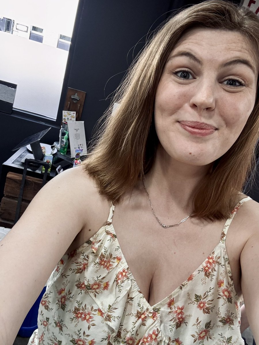 LydiaHasLayers's tweet photo. Sooooo update…we chopped most of our hair off…💇🏼‍♀️🥰 https://t.co/7AEmaLboOy