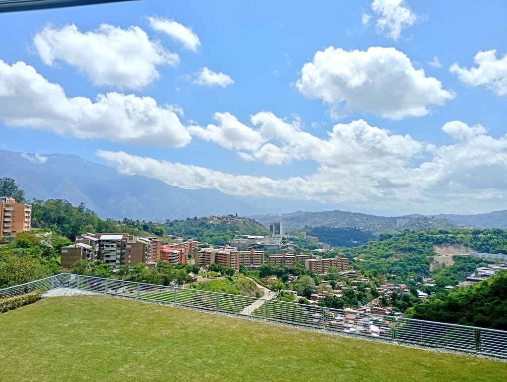 GonzalezJuber92's tweet photo. Espectacular vista..!! 🏙️ 🤩

Desde #LosNaranjos #ElCafetal https://t.co/LZXKEoDAcS