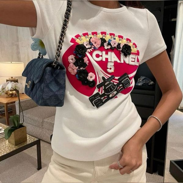 geniuswomanvibe's tweet photo. chanel F1 t-shirt https://t.co/fAhXuiJIuk