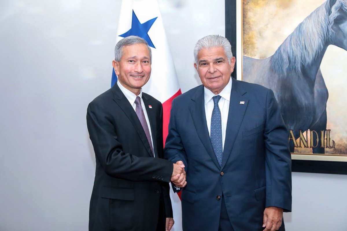 as_salazar's tweet photo. Presidente Mulino y Canciller de Singapur destacan la importancia del comercio marítimo y acuerdan estrechar cooperación en ciberseguridad

El presidente de la República, @JoseRaulMulino recibió este lunes en el Palacio de las Garzas al canciller de Singapur, Vivian Balakrishnan, con quien conversó sobre el fortalecimiento de la cooperación entre ambos países que comparten una posición importante en el comercio marítimo internacional.

Asimismo, Mulino y Balakrishnan coincidieron en la relevancia que cobran actualmente la navegación libre y el respeto al Estado de derecho como principios universales.

El canciller de Singapur también mostró interés en el éxito del Canal de Panamá con su ampliación, y los proyectos futuros como los megapuertos de Corozal y Telfer.
Durante el encuentro, Balakrishnan invitó al presidente Mulino a realizar una visita oficial a Singapur el próximo año para estrechar las relaciones bilaterales. Por su parte, la delegación panameña extendió una invitación para que Singapur participe en el Foro Nacional de Competitividad, que se celebrará en septiembre.

Mulino y Balakrishnan acordaron impulsar la cooperación en áreas clave, principalmente en ciberseguridad, el desarrollo de semiconductores e inteligencia artificial.
Balakrishnan estuvo acompañado del ministro de Estado para Asuntos Sociales y Desarrollo Familiar, Zhulkarnain BinAbdul Rahim, y la embajadora para Asuntos Oceánicos y del Derecho del Mar, Tan Hui Ching Rena.

Por parte del presidente Mulino, participaron el canciller, Javier Martínez Acha: el ministro de Economía, Felipe Chapman; el administrador de la Autoridad Marítima, Luis Roquebert; y la secretaria de Asuntos Económicos y Competitividad, Kristelle Getzler.
@FelipeChapman @kristie1510