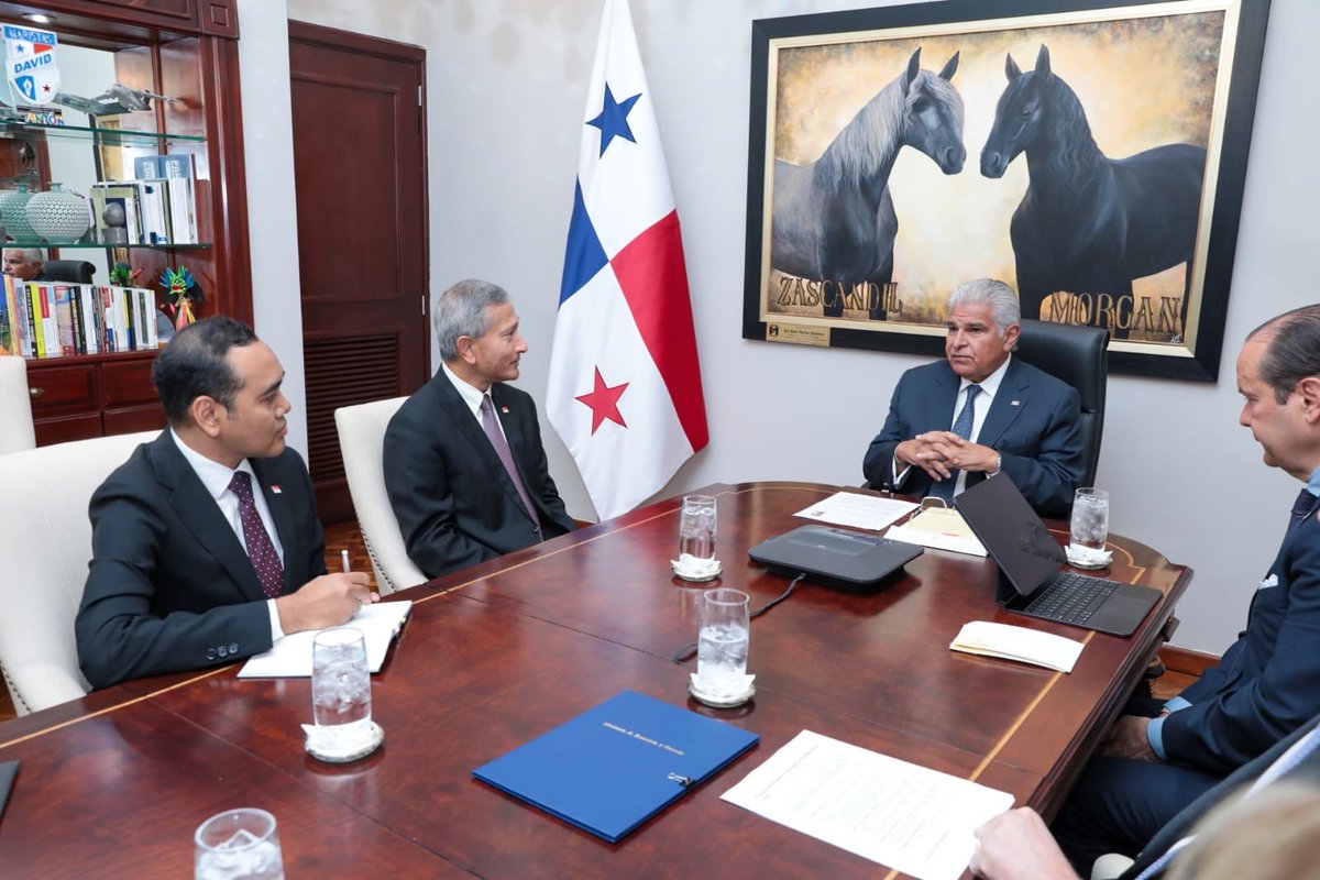 as_salazar's tweet photo. Presidente Mulino y Canciller de Singapur destacan la importancia del comercio marítimo y acuerdan estrechar cooperación en ciberseguridad

El presidente de la República, @JoseRaulMulino recibió este lunes en el Palacio de las Garzas al canciller de Singapur, Vivian Balakrishnan, con quien conversó sobre el fortalecimiento de la cooperación entre ambos países que comparten una posición importante en el comercio marítimo internacional.

Asimismo, Mulino y Balakrishnan coincidieron en la relevancia que cobran actualmente la navegación libre y el respeto al Estado de derecho como principios universales.

El canciller de Singapur también mostró interés en el éxito del Canal de Panamá con su ampliación, y los proyectos futuros como los megapuertos de Corozal y Telfer.
Durante el encuentro, Balakrishnan invitó al presidente Mulino a realizar una visita oficial a Singapur el próximo año para estrechar las relaciones bilaterales. Por su parte, la delegación panameña extendió una invitación para que Singapur participe en el Foro Nacional de Competitividad, que se celebrará en septiembre.

Mulino y Balakrishnan acordaron impulsar la cooperación en áreas clave, principalmente en ciberseguridad, el desarrollo de semiconductores e inteligencia artificial.
Balakrishnan estuvo acompañado del ministro de Estado para Asuntos Sociales y Desarrollo Familiar, Zhulkarnain BinAbdul Rahim, y la embajadora para Asuntos Oceánicos y del Derecho del Mar, Tan Hui Ching Rena.

Por parte del presidente Mulino, participaron el canciller, Javier Martínez Acha: el ministro de Economía, Felipe Chapman; el administrador de la Autoridad Marítima, Luis Roquebert; y la secretaria de Asuntos Económicos y Competitividad, Kristelle Getzler.
@FelipeChapman @kristie1510