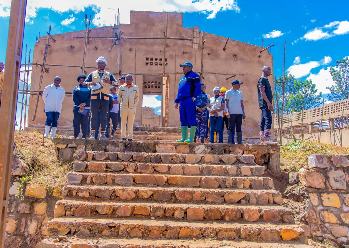 BMineagrie's tweet photo. Ce 18/05/2026,le Président @GeneralNeva accompagné du Ministre @BMineagrie et @MielsBurundi a effectué une visite de chantier d'un centre naisseur de multiplicatº génétik de lapins de #Karusi,au centre naisseur primaire de #Mutobo et de multiplicatº génétik de #Kibimba. https://t.co/MwNV6aMpC5