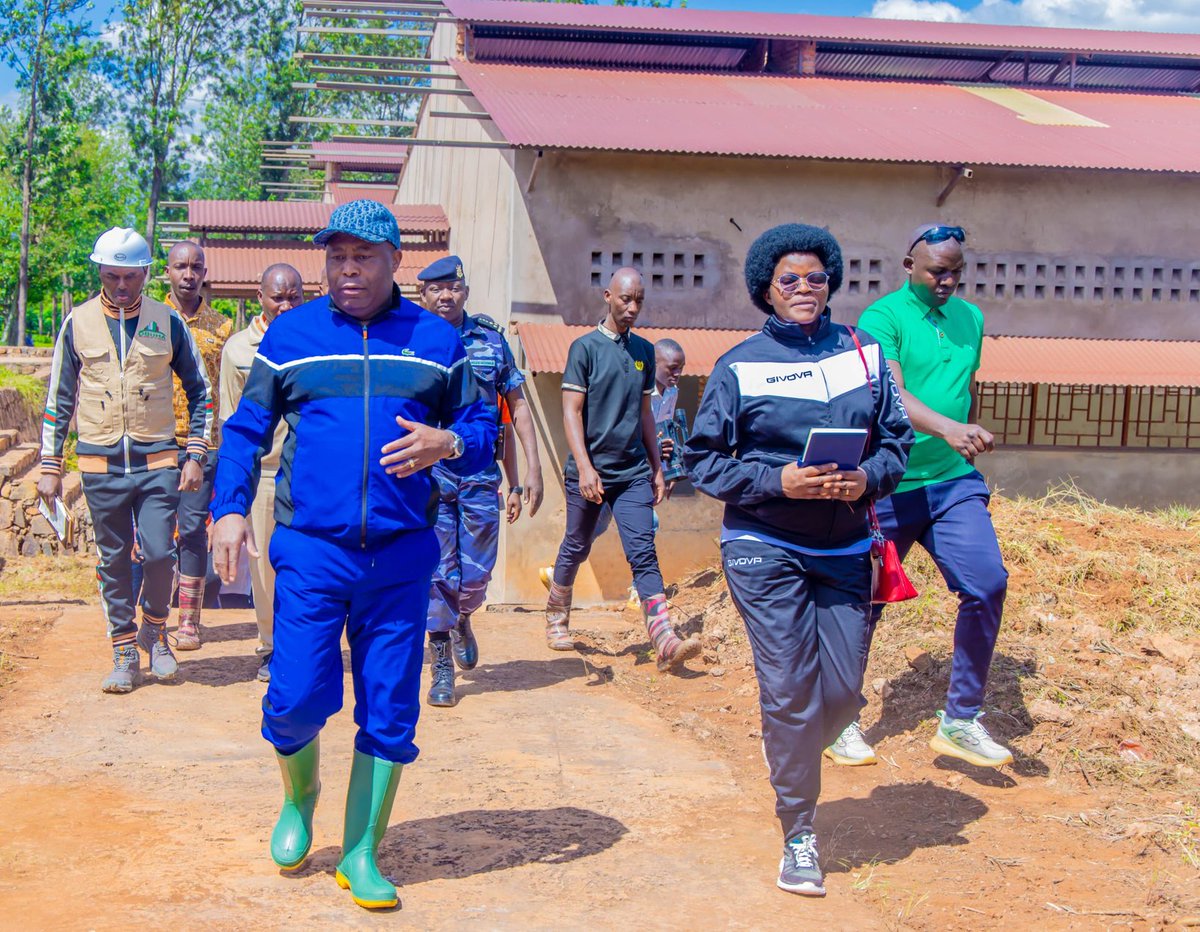 BMineagrie's tweet photo. Ce 18/05/2026,le Président @GeneralNeva accompagné du Ministre @BMineagrie et @MielsBurundi a effectué une visite de chantier d'un centre naisseur de multiplicatº génétik de lapins de #Karusi,au centre naisseur primaire de #Mutobo et de multiplicatº génétik de #Kibimba. https://t.co/MwNV6aMpC5