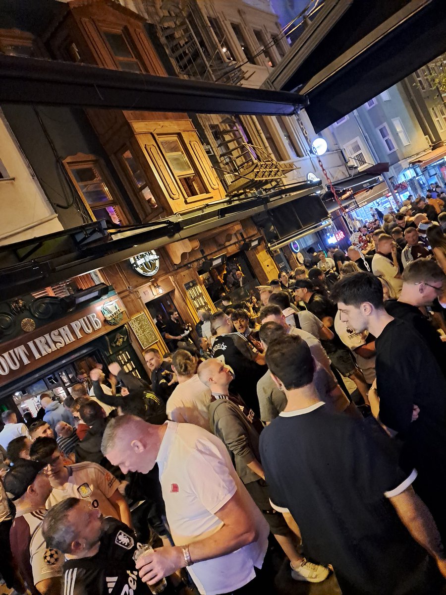 PreeceObserver's tweet photo. Mobbed! Istanbul m'Lord 🗣 #UTV https://t.co/TFeMXyhXok