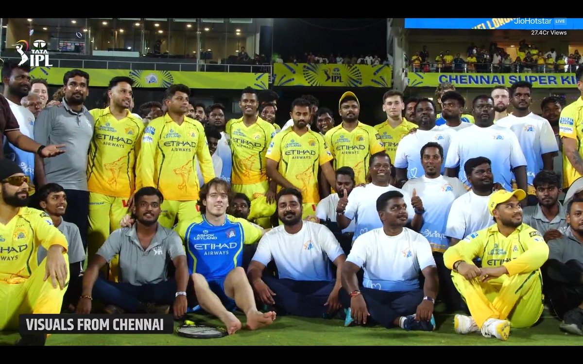 CricCrazyJohns's tweet photo. CSK PLAYERS TAKING A PIC WITH GROUNDS STAFF 😍

- Nice gesture by Dewald Brevis, A true CSK boy. https://t.co/D9CMrhsJqK