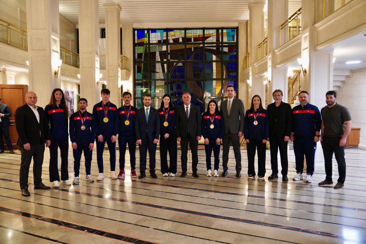 nuriaslan_tr's tweet photo. Avrupa Şampiyonalarında kazandıkları madalyalarla göğsümüzü kabartan İBB Spor Kulübü’nün şampiyon sporcularını ve teknik ekibini ağırlamaktan mutluluk duydum.

Bayrağımızı uluslararası arenada gururla dalgalandıran tüm sporcularımızı yürekten tebrik ediyor, önümüzdeki turnuvalarda yarışacak olan kardeşlerime başarılar diliyorum. 

Yolunuz açık olsun.🇹🇷