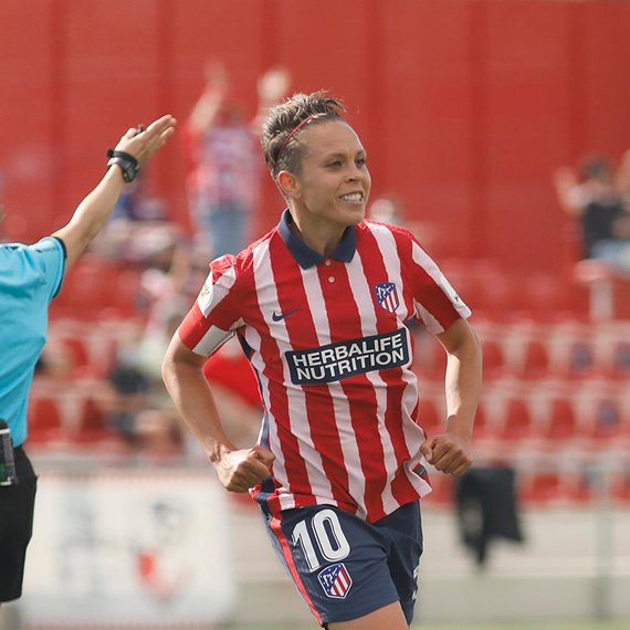 LasColchoneras's tweet photo. El 1 de junio de 2021 vencimos por 4-3 al F.C. Barcelona en un apasionante partido en Alcalá. @EmelyneLaurent  marcó un doblete, los últimos goles que marcó en el equipo. @Amanda6sb abrió el marcador y @deynac18 lo cerró https://t.co/iYfKKDrOBf