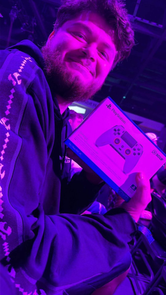 MrGrubbin's tweet photo. From meeting @ZooMaa to winning a @ScufGaming omega controller in a rock paper shoot competition. Major 3 was a HUGE success!!! First ever CDL event and it won’t be my last!!! @DreamHack was a blast! Just wish I met the falcons team. Until next time. 😎😎 @ruhpid @GuyBlaze https://t.co/yGnbMdRYhQ